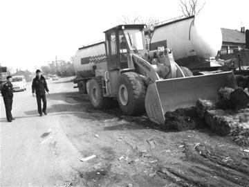 本報訊（記者 姚文亭） 近日，李滄城管執(zhí)法人員在巡查中發(fā)現(xiàn)，安順路中段新出現(xiàn)了很多大草墩，它們無序堆放在馬路邊上，數(shù)量越來越多，慢慢堆成了“草垛”，由于占用了馬路，留下了交通隱患。