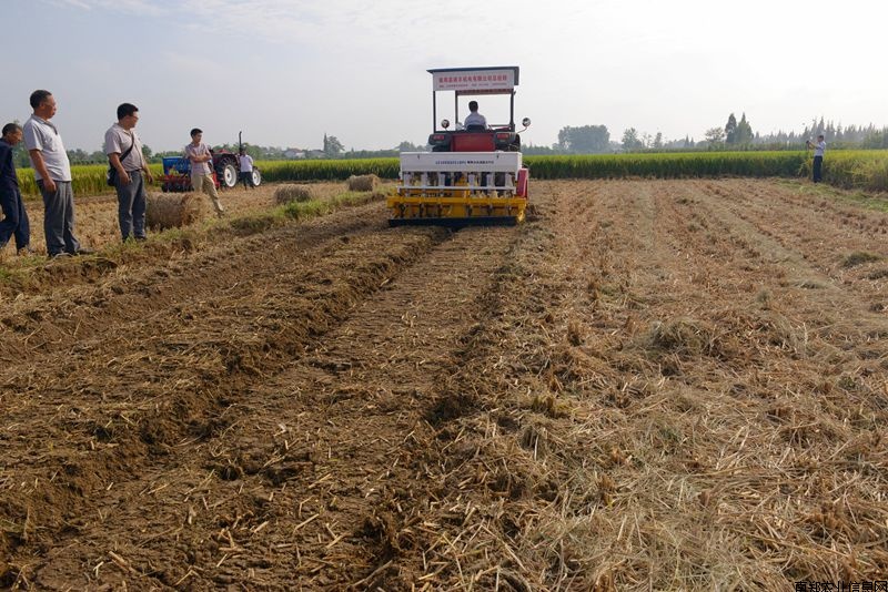 旋耕滅茬機(jī)整地作業(yè)