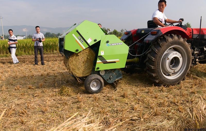 水稻稻草撿拾打捆機(jī)作業(yè)