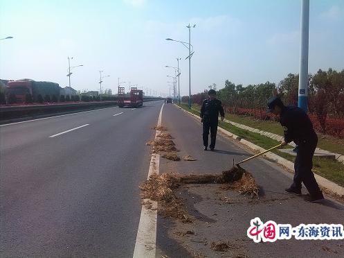 點擊圖片翻到下一頁>> 如東路政:主動清除路面廢棄草簾 確保公路潔美安暢