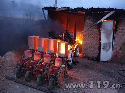 圖為農(nóng)用車著火現(xiàn)場 圖為農(nóng)用車著火現(xiàn)場