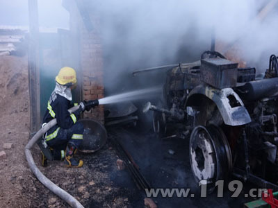 圖為官兵撲救火災(zāi)現(xiàn)場 圖為官兵撲救火災(zāi)現(xiàn)場