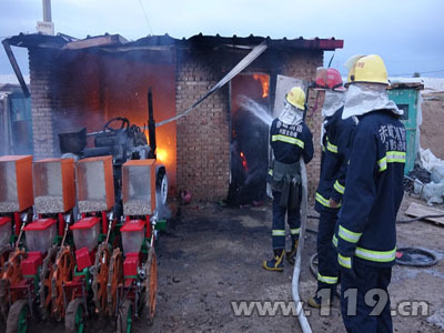 圖為官兵撲救火災(zāi)現(xiàn)場 圖為官兵撲救火災(zāi)現(xiàn)場