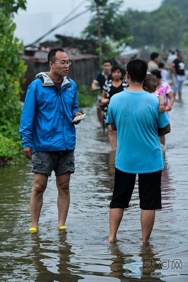 現(xiàn)場直擊新鄉(xiāng)暴雨：蔬菜大棚幾乎沒頂 收成要泡湯了