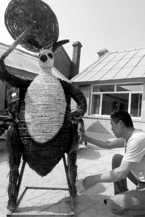 哪吒鬧海、功夫熊貓、宇宙飛人……這些用稻草做成的卡通明星剛一亮相，村里的孩子們就一窩蜂地擠進了農家小院。得到主人的同意后，大家在一片歡呼聲中，拍照、玩?！@位農家院的主人叫黃湖。如今正為了他的稻夫展忙碌著。