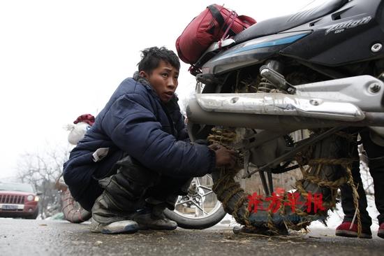 沖刺：車輪纏草繩翻越雪山