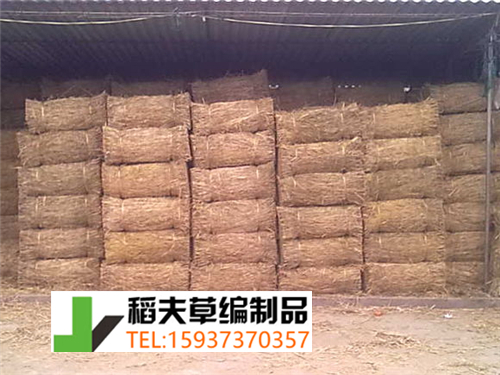 實(shí)拍農(nóng)民稻田收割后稻草的利用，編織成草簾子發(fā)往全國(guó)各地