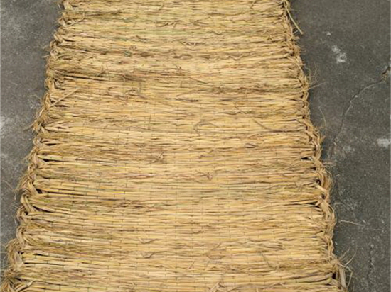 了解你的需求:選擇草苫廠前需要考慮的因素 了解你的需求:選擇草苫廠前需要考慮的因素