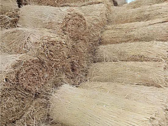 選擇草苫規(guī)格的關(guān)鍵因素解析：從尺寸到顏色，全面考慮