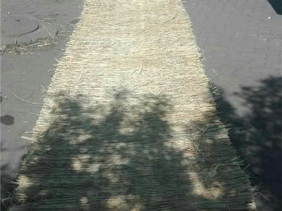 品質(zhì)第一：如何確保選擇優(yōu)質(zhì)的草苫廠家？